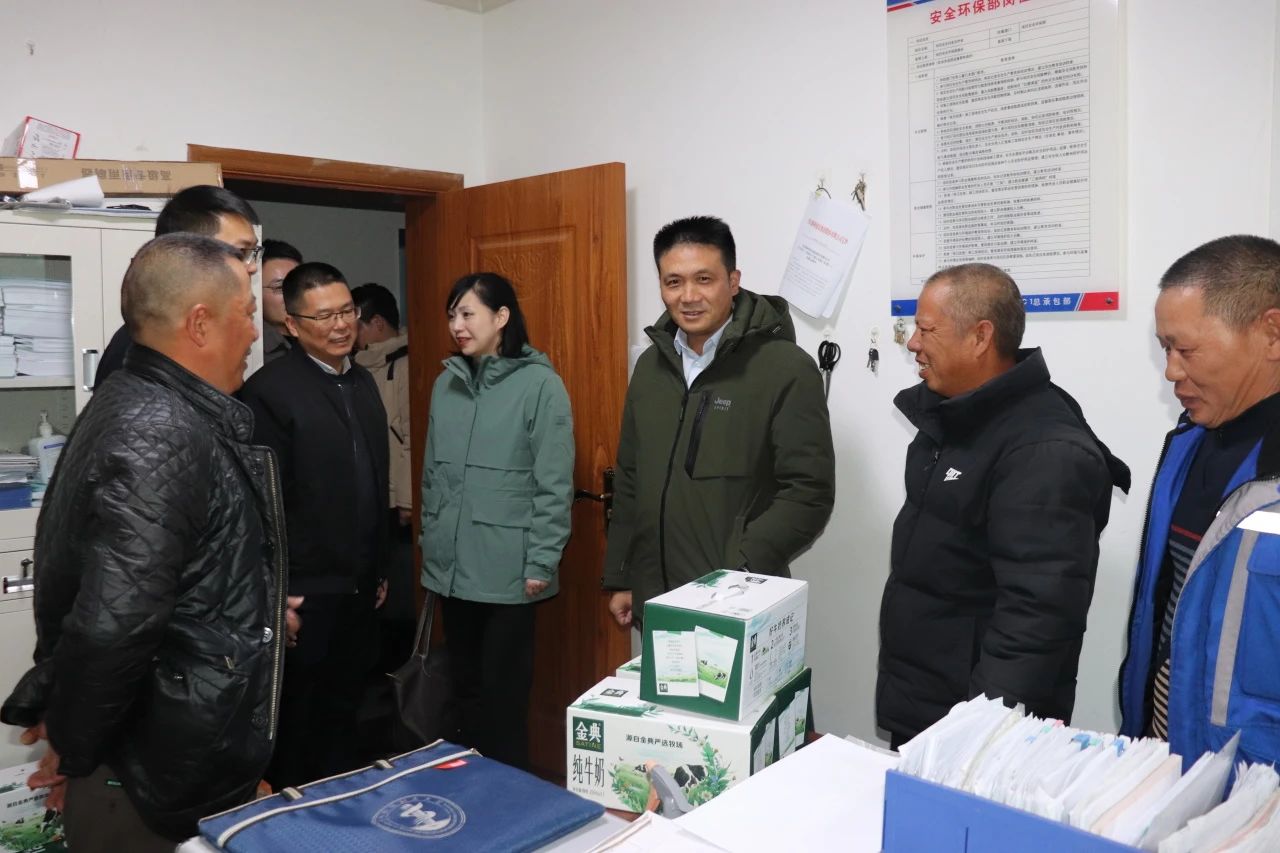 四川路橋黨委委員、董事、工會主席朱年紅赴川交公司項目一線開展“冬送溫暖”慰問活動