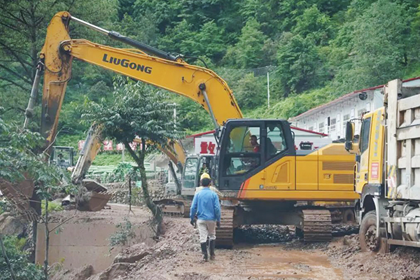 深夜突遇泥石流，87名產業(yè)工人安全撤離